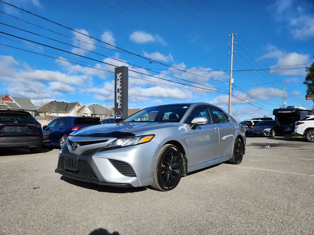 2018 Toyota Camry SE  Accident Free Sunroof  Easy Financing 