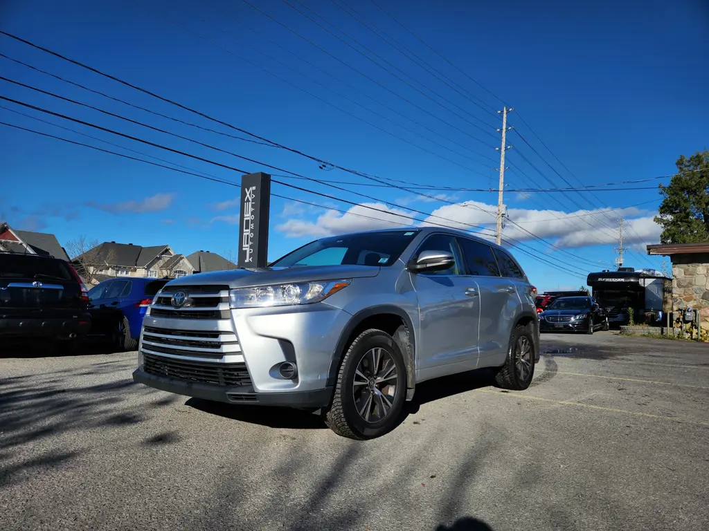 2017 Toyota Highlander LE Plus  Accident Free  7 Passengers  Financing 